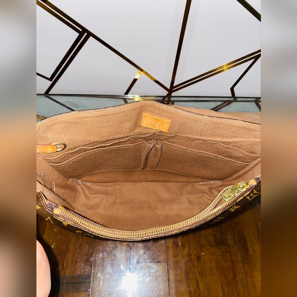 SOLD!!Authentic LV messenger monogram - Picture 10 of 11